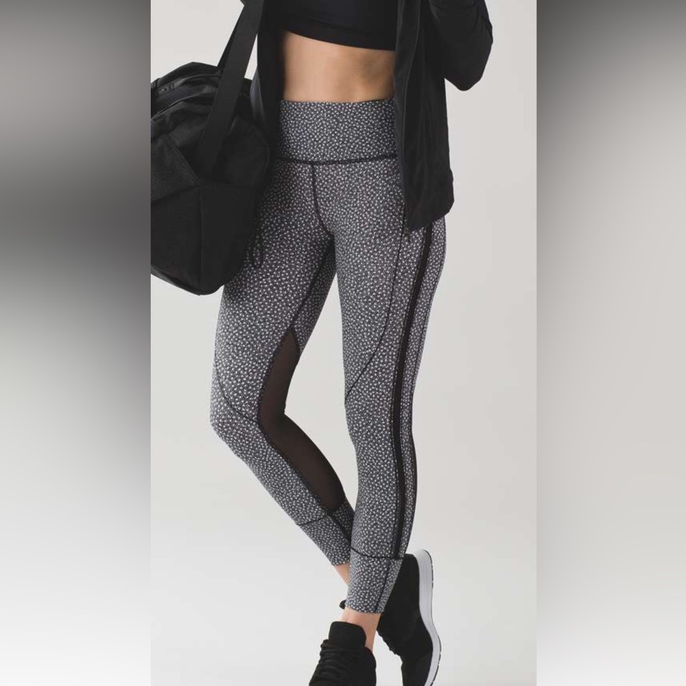 92. Lululemon Hit It 7/8 Tight (25")
Frozen Fizz White Black / Black